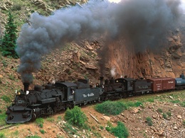 3d обои Два старых паровоза проезжают у подножья горы  дым