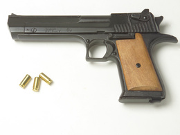 3d обои Пистолет и три потрона (combat kal.8mm K.)  1600х1200