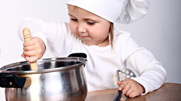 3d обои Маленький поварёнок хозяйничает на кухне  дети