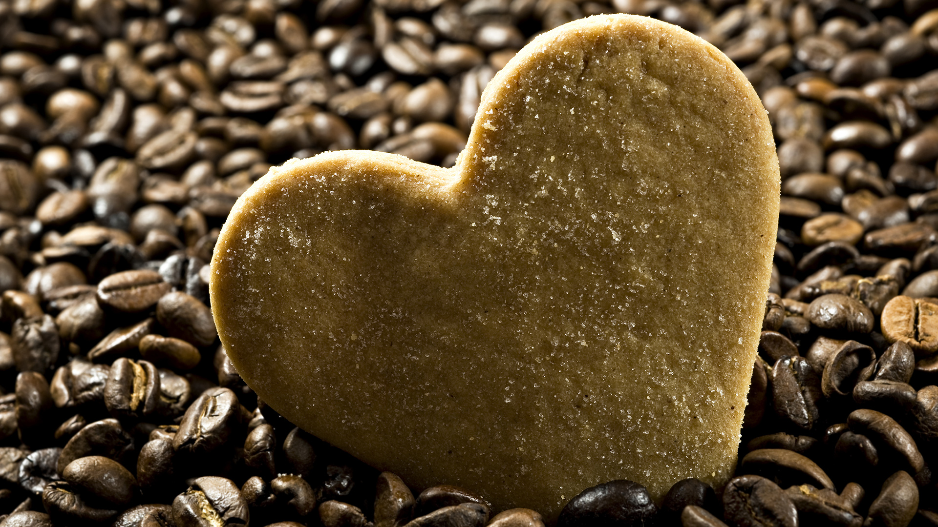 3d обои Печенька - сердечко в зернах кофе  сердечки # 79848