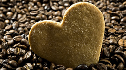 3d обои Печенька - сердечко в зернах кофе  сердечки