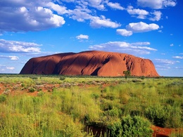 3d обои Скала Улуру (Айрес-Рок).Улуру является священной горой австралийских аборигенов, которые верят в силу земли.  1024х768