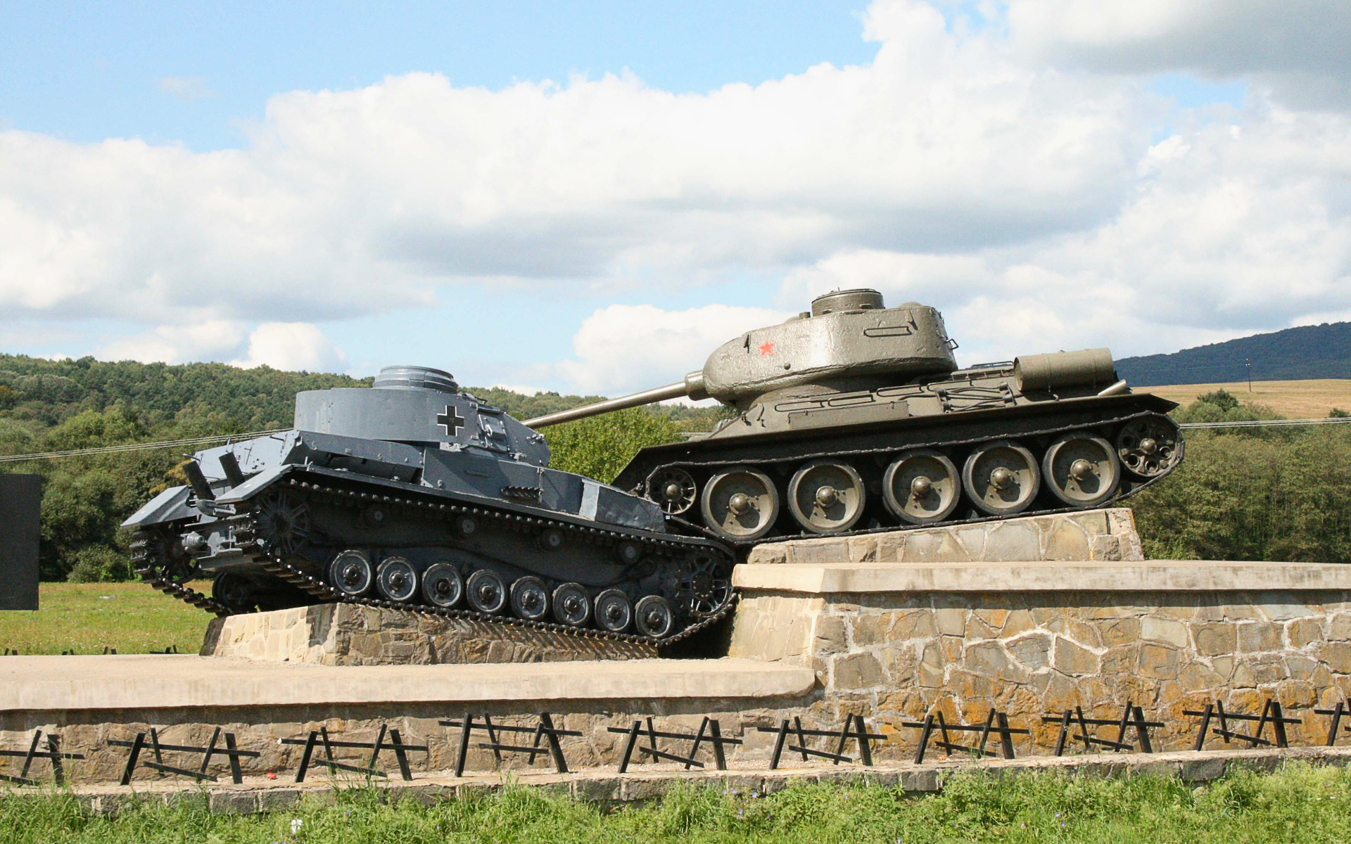3d обои Памятник советскому танку Т-34, рядом поверженный фашистский PZ-4. Капишова, Словакия.  техника # 83043