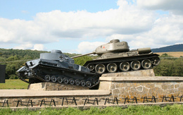 3d обои Памятник советскому танку Т-34, рядом поверженный фашистский PZ-4. Капишова, Словакия.  милитари