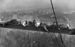 3d обои Рабочие спят на стальной балке недостроенного Эмпайр-стейт билдинг в Нью-йорке  черно-белые