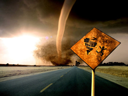 3d обои Торнадо движется вдоль дороги по направлению к знаку «Осторожно торнадо!»  знаки