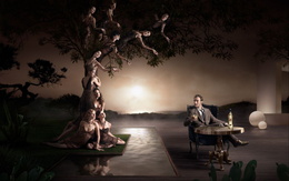 3d обои Дерево из девушек рядом с мужчиной сидящим за столом и пьющим виски  реклама