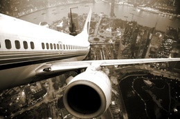 3d обои Самолет взлетает над Шанхаем  черно-белые