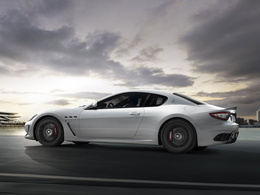 3d обои Машина - Maserati GranTurismo MC Stradale мчит по шоссе...  авто