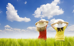 3d обои Две девушки в поле смотрят на небо  позитив
