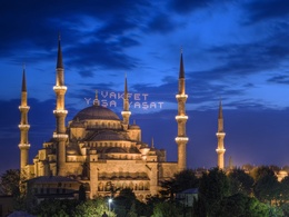 3d обои Мечеть Султанахмет, Стамбул, над ним светящаяся надпись-VAKFET YASA YASAT  ночь