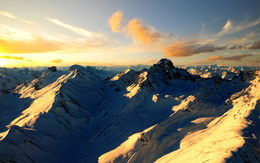 3d обои Заснеженные горы в лучах восходящего солнца  зима
