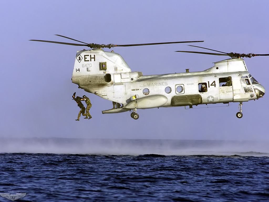 3d обои Грузовой вертолёт CH-46 над морем (MARINES)  вертолеты # 21186
