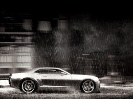 3d обои Серебристый автомобиль мчится под ливнем  дождь