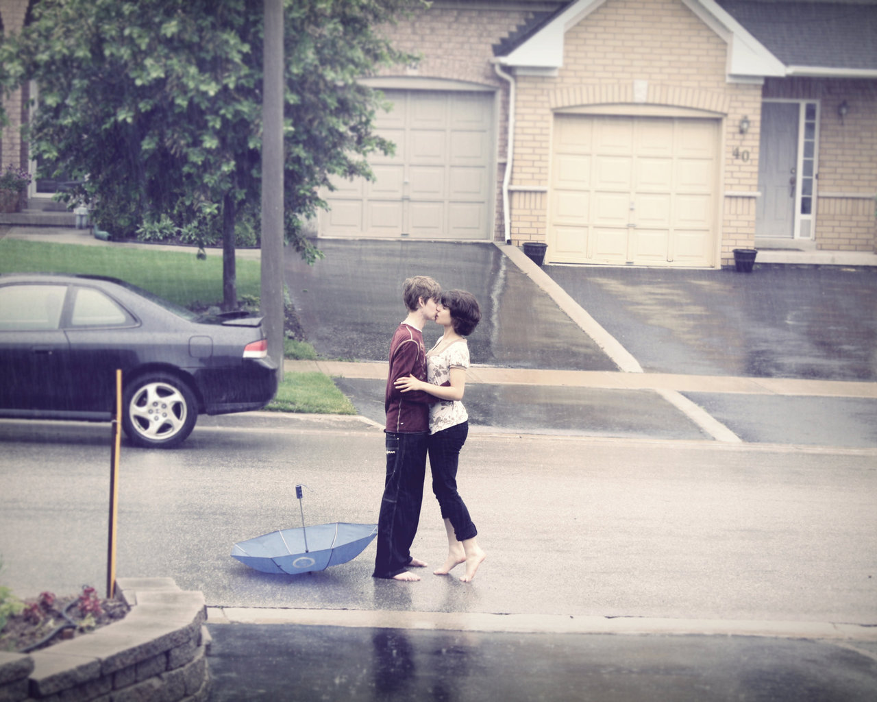 3d обои Парень с девушкой целуются под дождём на дороге  дороги # 35641