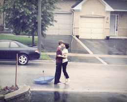 3d обои Парень с девушкой целуются под дождём на дороге  авто