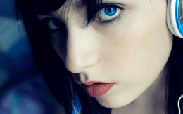 3d обои Девушка с красивыми ярко голубыми глазами слушает в наушниках музыку  техника