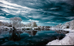 3d обои Красивое небо и заснеженный лес в отражении реки  зима
