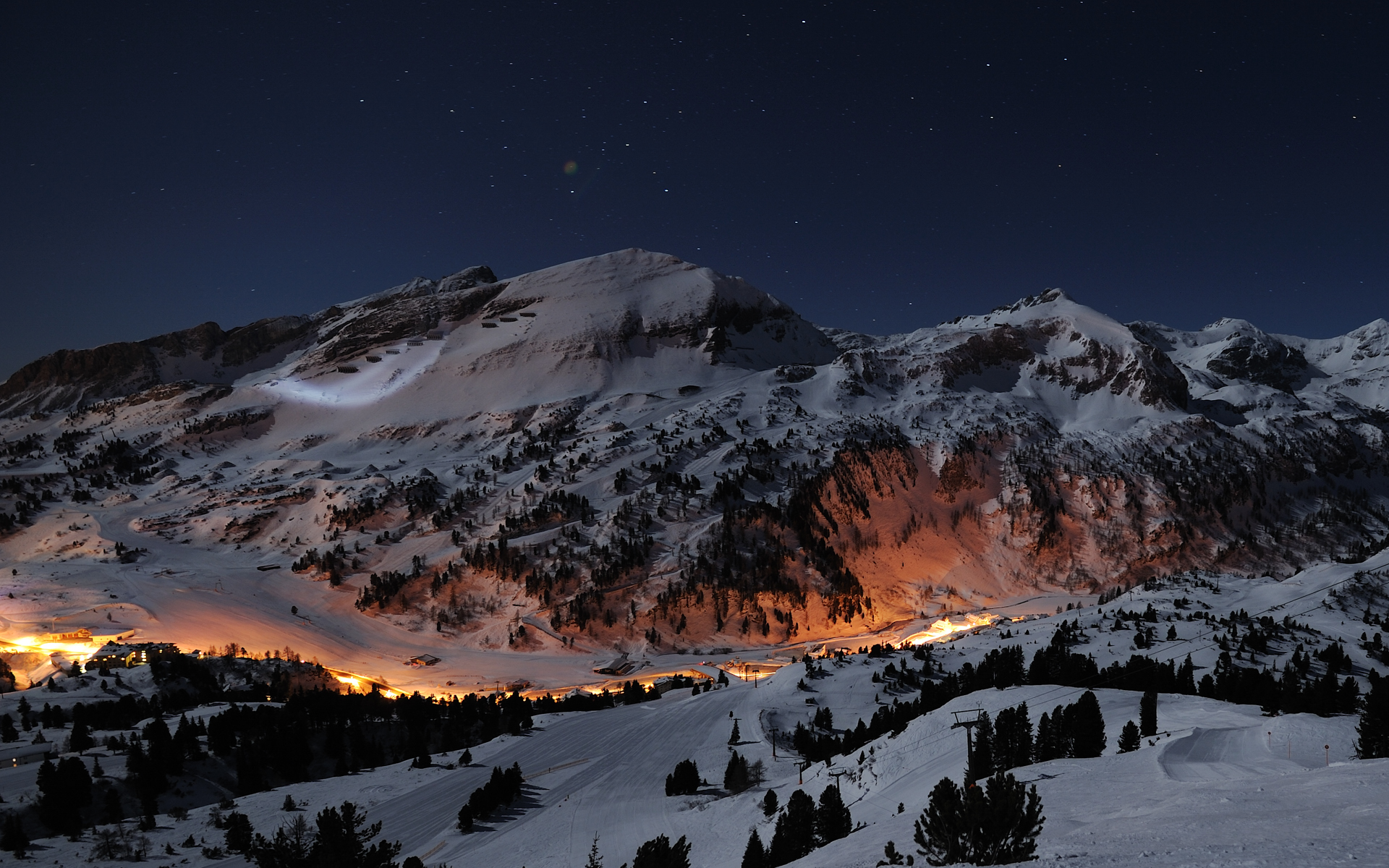 3d обои Заснеженные горы, лес и огни деревни внизу  зима # 40858