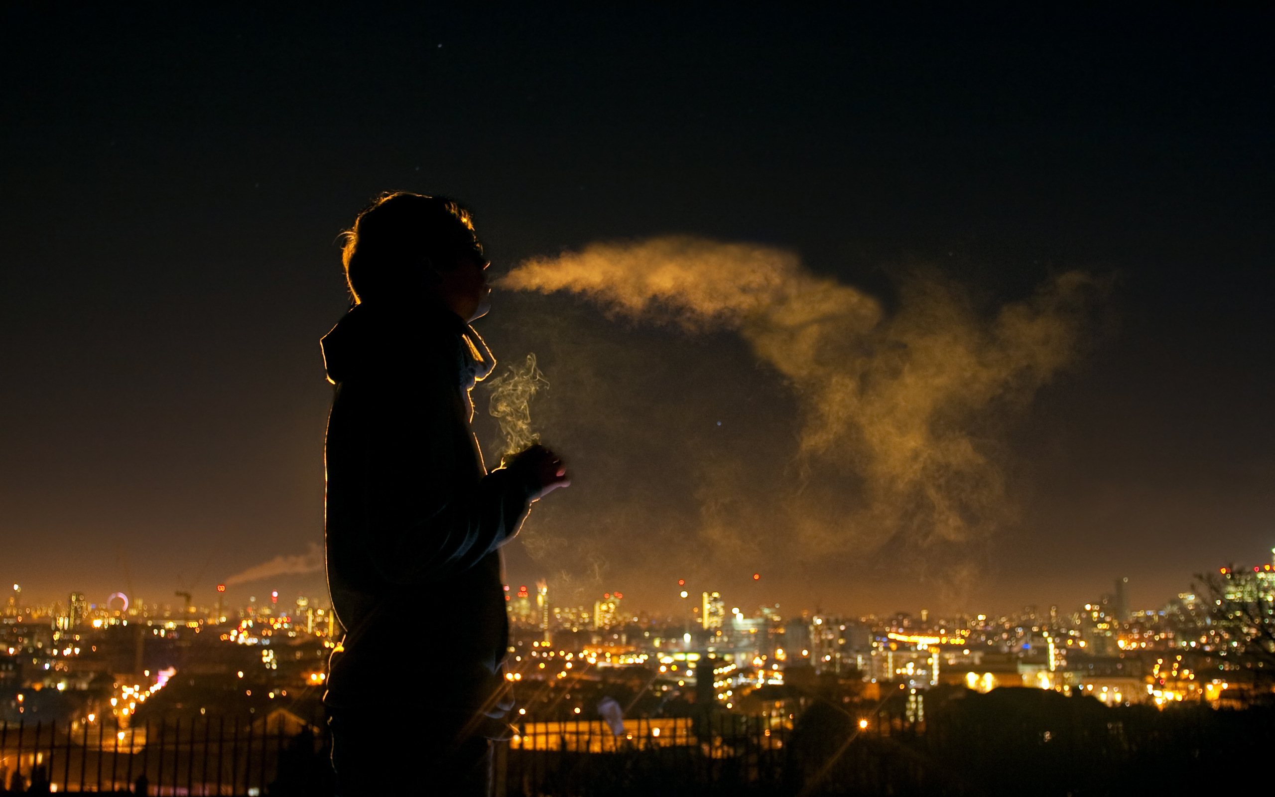 3d обои Парень курит на крыше на фоне ночного города  дым # 36113