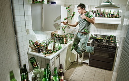 3d обои Мужчина на кухне в вязаной безрукавке пытается поймать падающие пустые пивные бутылки, которыми заставлена вся кухня (dos equis)  реклама