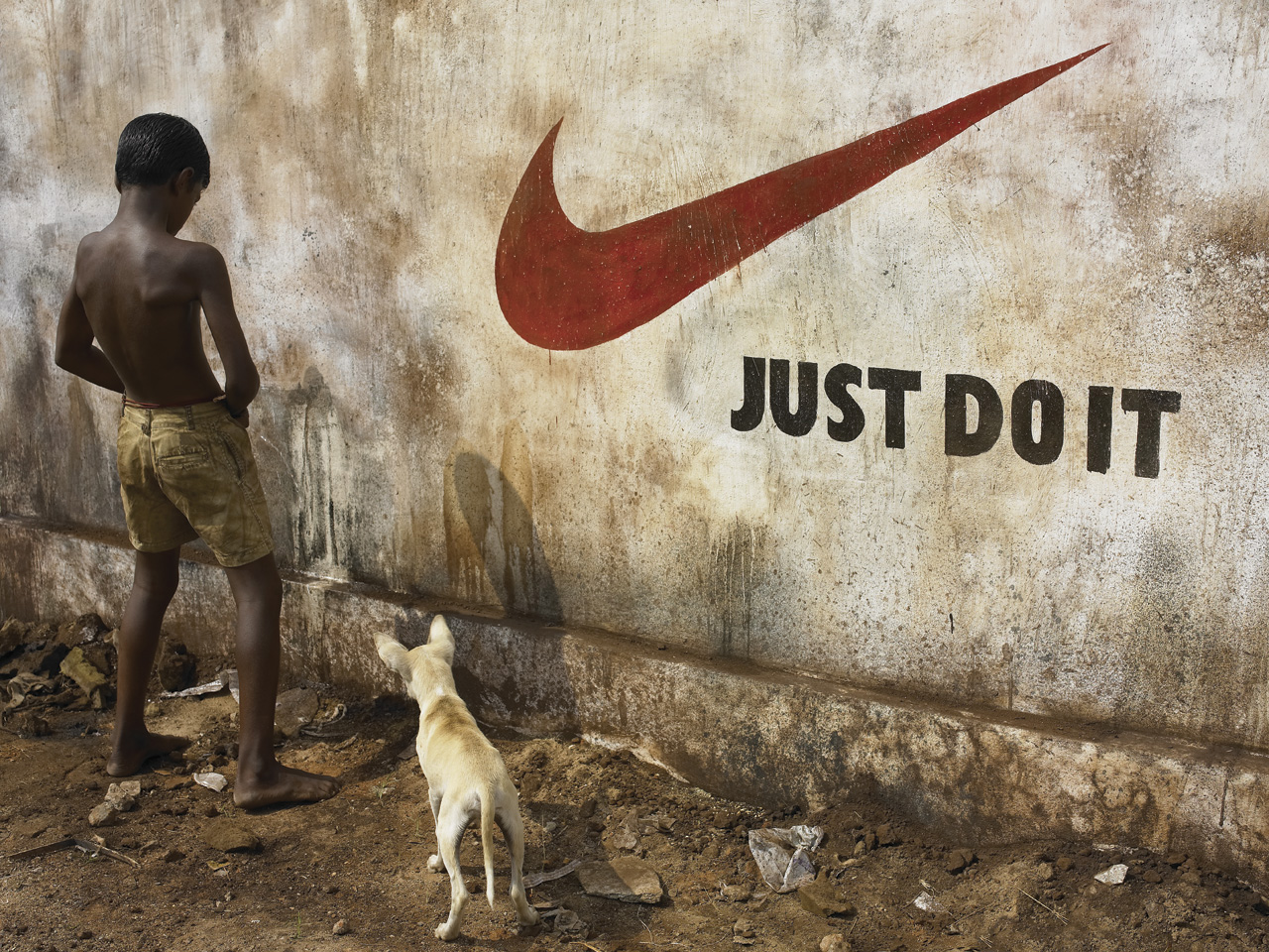 3d обои Собака смотрит на писающего на стену с логотипом Найк / Nike мальчика (just doit - только по маленькому)  бренд # 21050