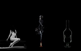 3d обои Голая девушка на пианино, дым от свечи в виде девушки и бокал с бутылкой  дым