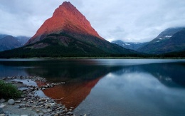 3d обои Красная гора возвышается над озером  горы