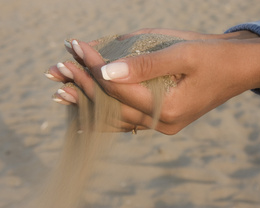3d обои Девушка держит в руках горсть пляжного песка  руки