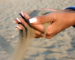 3d обои Девушка сыпет из рук песок  руки
