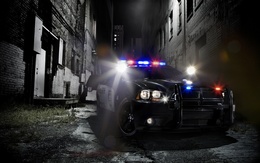 3d обои Полицейская машина с включенными проблесковыми маячками в темном переулке  черно-белые