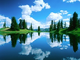 3d обои Красивый вид на озеро, отражающем в себе облака, проплывающие по небу  горы