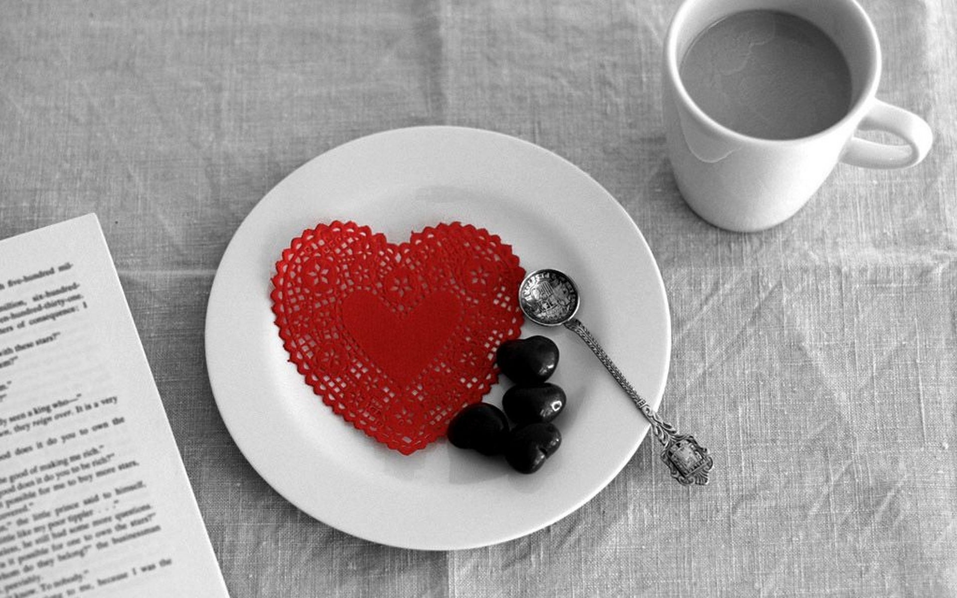 3d обои Шоколадные конфетки к чаю, и салфетка в виде сердца  сердечки # 79807