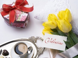 3d обои Желтые тюльпаны и коробочка конфет к утреннему кофе в день святого Валентина (Valentine)  цветы