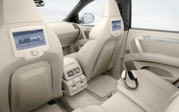 3d обои Белый кожаный салон современного автомобиля, в кресла встроены небольшие экраны, на сидении лежат наушники  авто