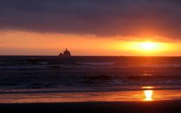 3d обои Желтый закат над морем и маяк  солнце