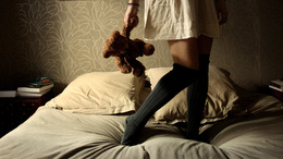 3d обои Девушка с мишкой на винтажных простынях в черных носках  игрушки