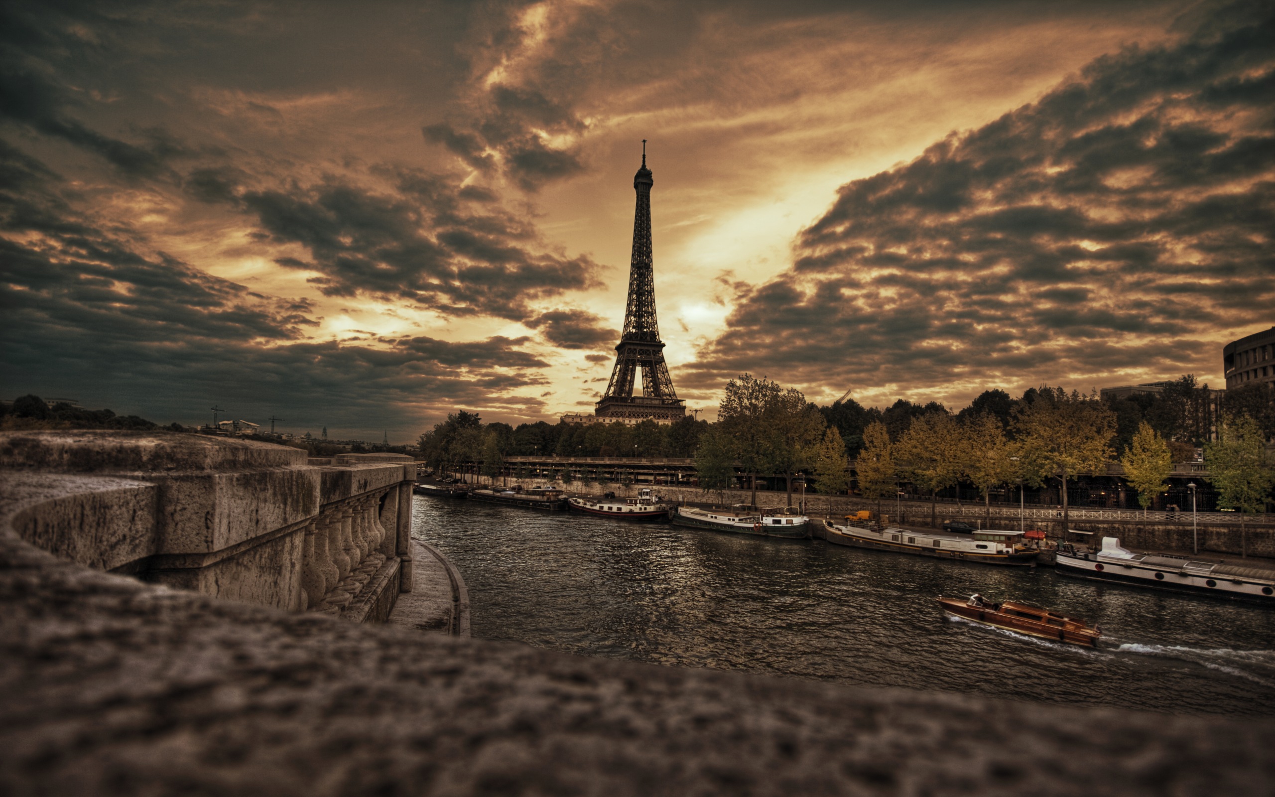 3d обои Рассвет над Парижем, вид с моста на Эйфелеву Башню  корабли # 45096