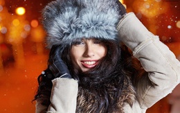 3d обои Счастливая девушка под снегом придерживает шапку  зима