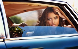 3d обои Девушка грустно смотрит с окна автомобиля  авто