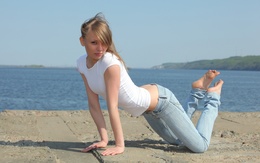 3d обои Девушка в джинсах на бетонной плите на берегу  море