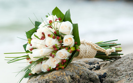 3d обои Букет белых роз перевязанный белой веревкой на камне  цветы
