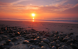 3d обои Галька и песчаный пляж на закате  солнце