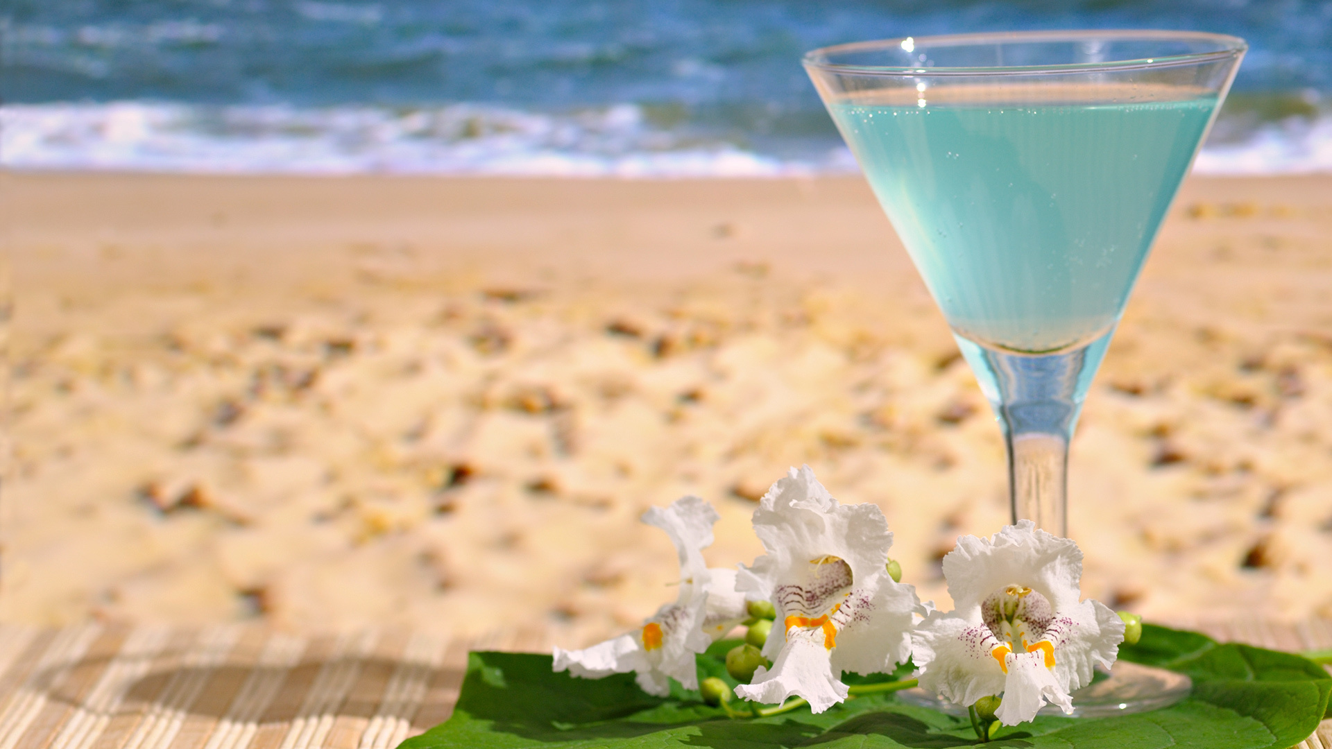 3d обои Ирисы и голубой коктейль с оливками на пляже  лето # 50516