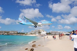 3d обои Самолет пролетает над пляжем очень низко (airfly.com)  2000х1333