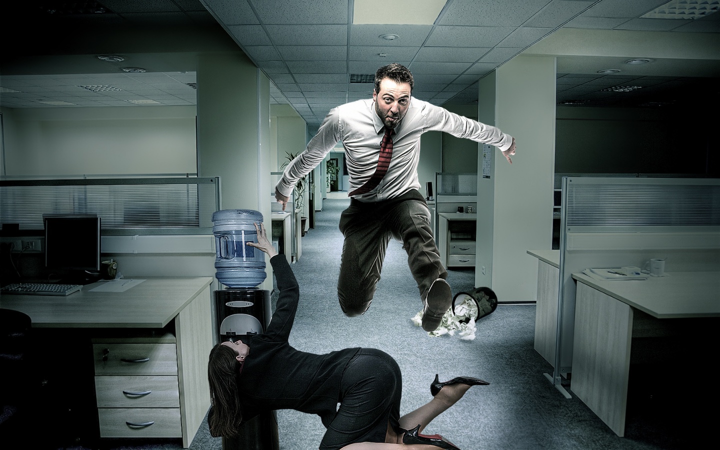 3d обои Офисный работник несется, прыгая через секретаршу и снося все на своем пути  прикольные # 70736