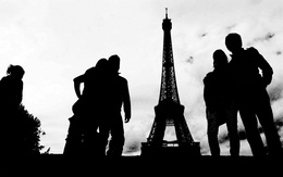 3d обои Влюбленные в Париже  черно-белые