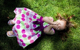 3d обои Девочка лежит в траве  эмоциональные