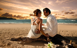 3d обои Мужчина и девушка в белой одежде на пляже на берегу моря  цветы