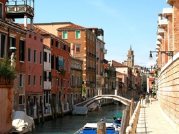 3d обои Небольшая улица в Венеции  корабли